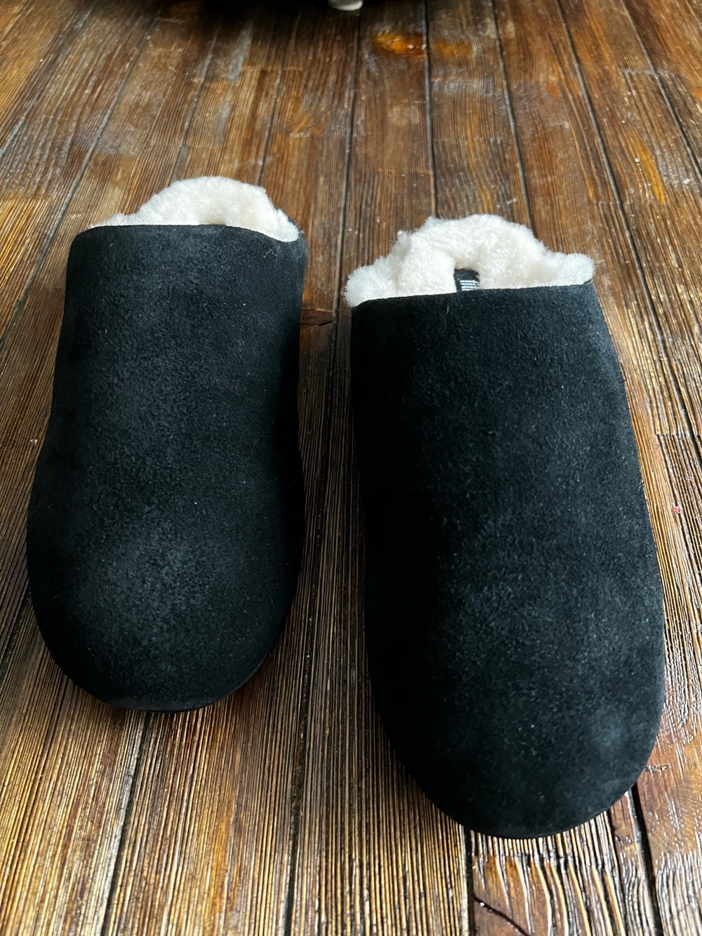 Women’s Fitflop Chrissie black suede slippers